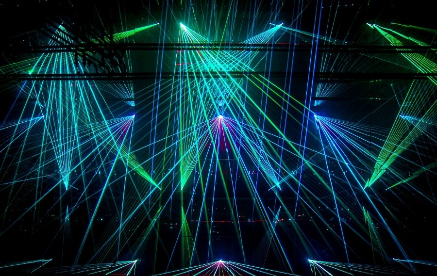 laserova-sou-umenie-galeria-luce-hudba-interaktivita