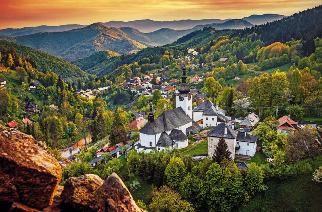 spanica-dolina-priroda-vrchy-kostol-stromy-harmonia