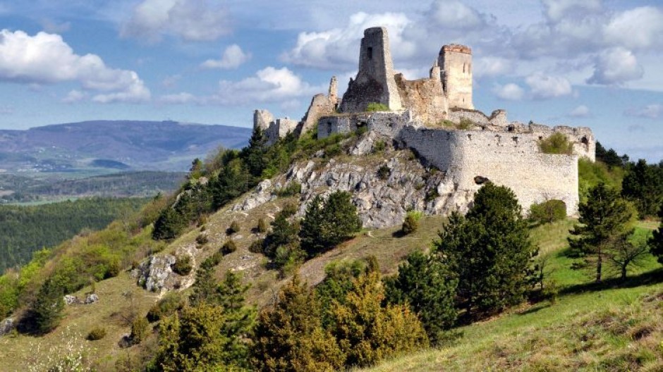 cachticky-hrad-zrucanina-les-kopce-historia