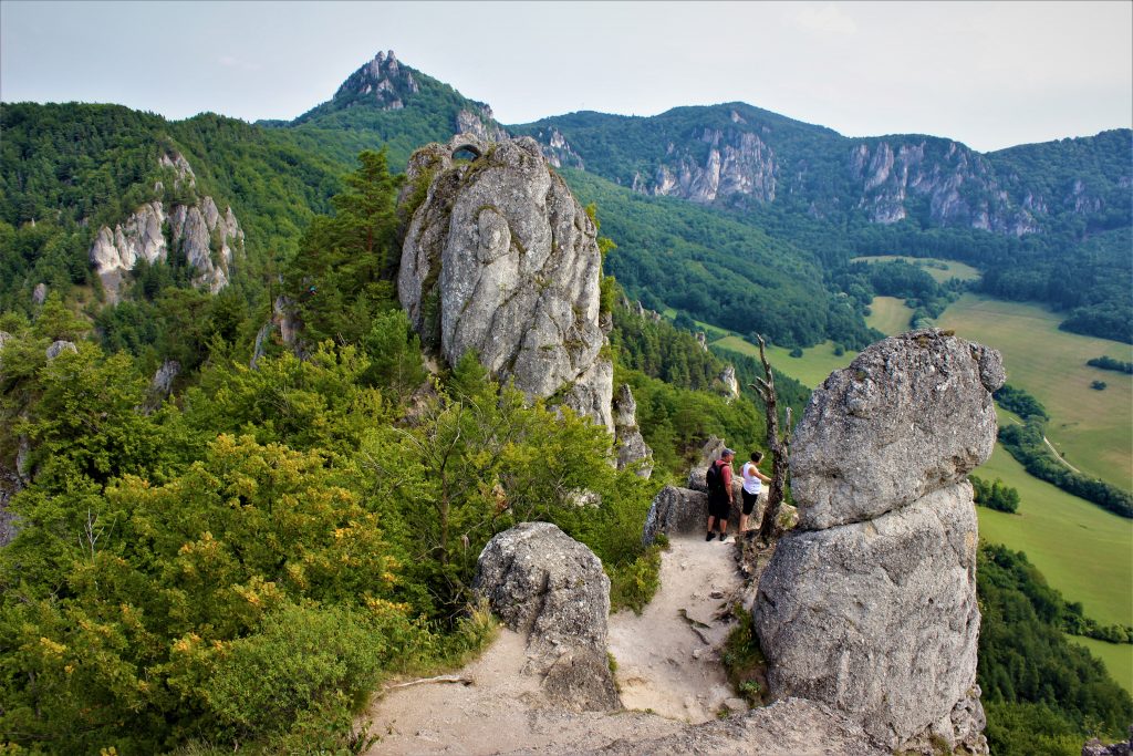 sulovske-skaly-sulovsky-hrad-kopce-pohorie-skaly-stromy