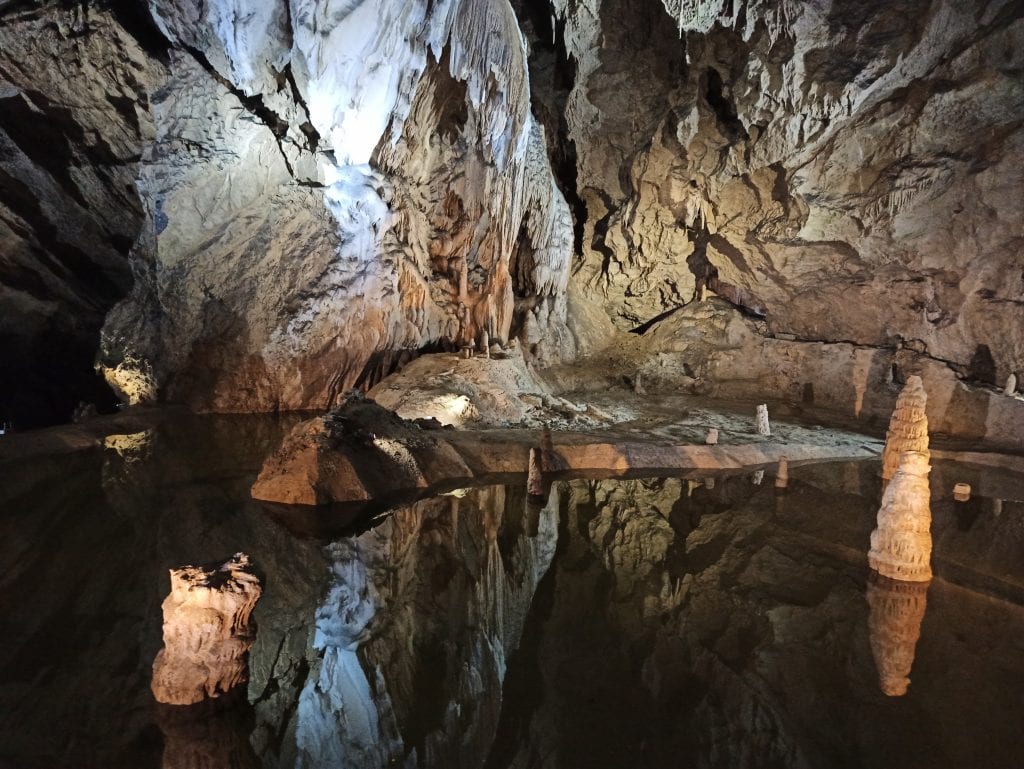 belianska-jaskyna-sintrova-vyzdoba-jazierko-odraz-stalagmity