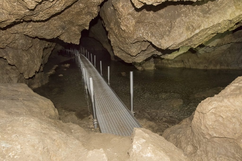 brestovska-jaskyna-skaly-potok-most-podzemie
