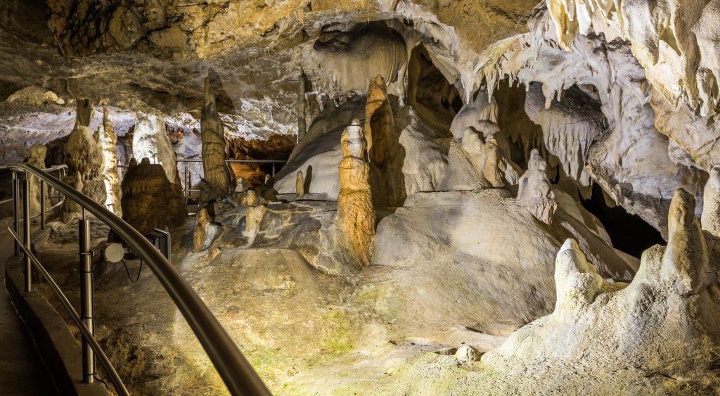 harmanecka-jaskyna-krasova-vyzdoba-stalagmity-chodnik-osvetlenie