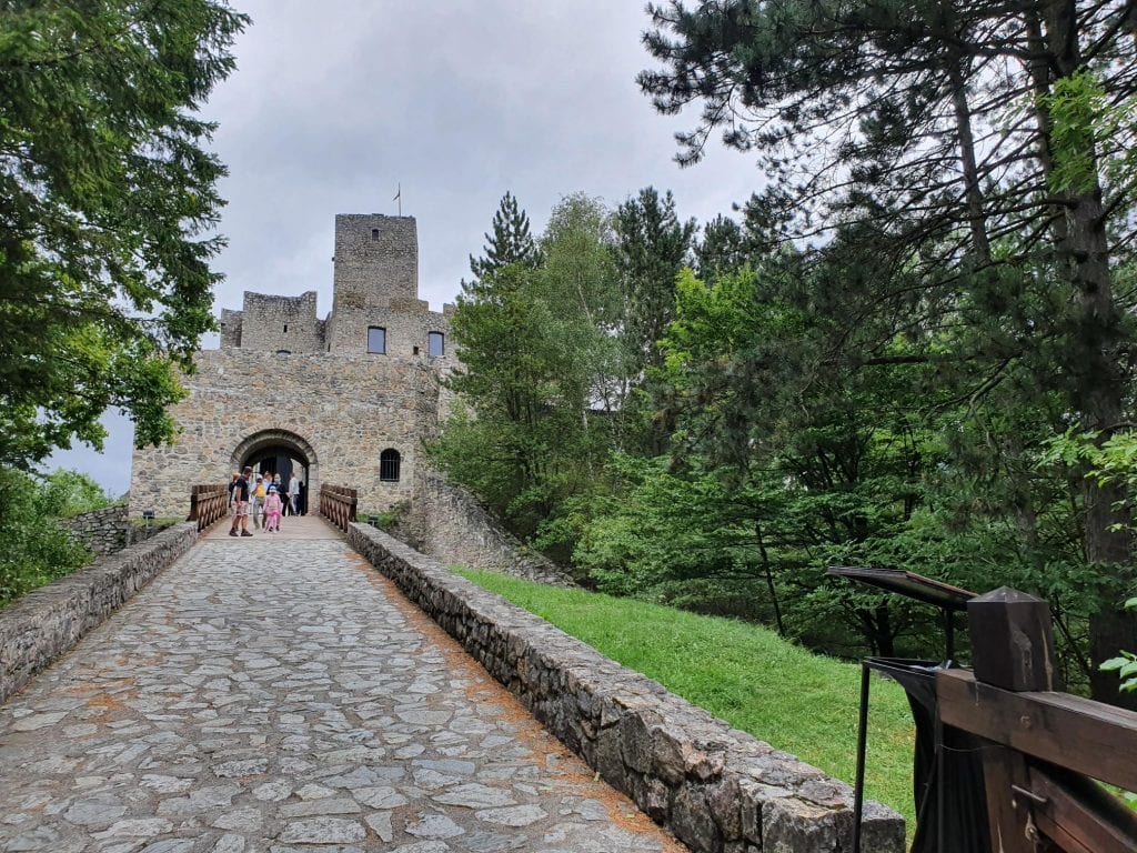 hrad-strecno-zrucanina-vstupna-brana-turisti-most