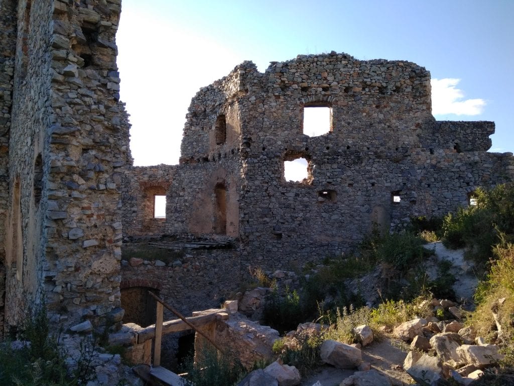 oponicky-hrad-zrucanina-hradu-mury-skaly-steny-okna-strelnice